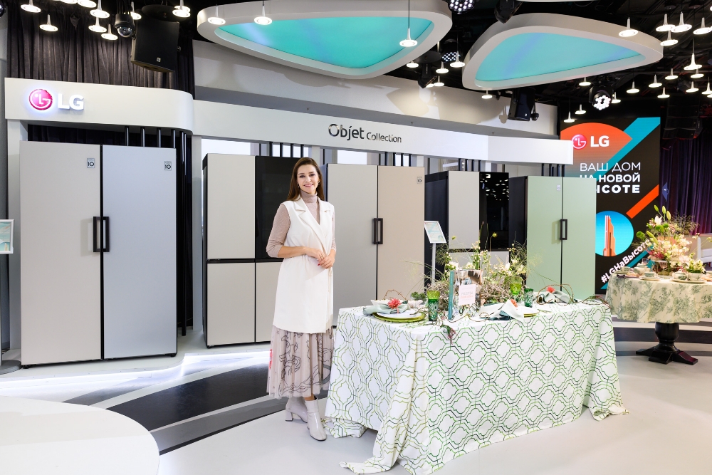 배우 글라피라 타르하노바(Glafira Tarkhanova)가 러시아 모스크바에서 LG 오브제컬렉션을 체험하고 있다. 사진=LG전자ㅏ