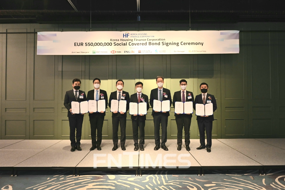 최준우 한국주택금융공사 사장(왼쪽 네 번째)이 17일 부산시 남구 아바니호텔에서 해외 커버드본드 발행에 참여한 주관사 관계자들과 `해외 커버드본드 발행 인수계약' 서명 후 기념촬영하고 있다./사진=한국주택금융공사
