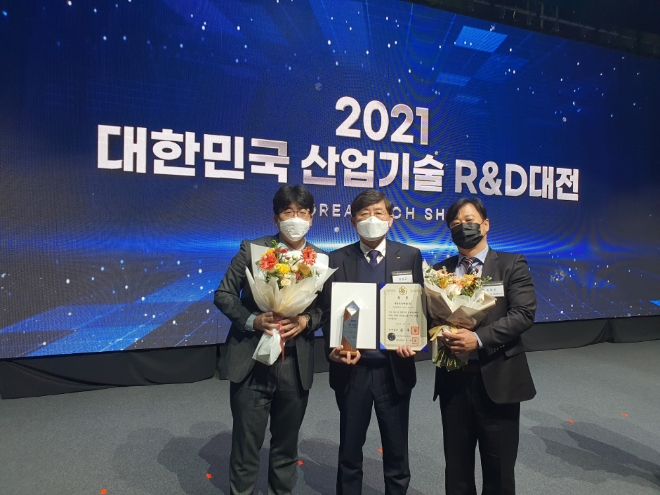 대우조선해양은 19일 ‘2만4000TEU급 스마트 컨테이너선’이 산업통상자원부가 주최하고 한국산업기술평가관리원 등이 주관하는‘2021 대한민국기술대상’에서 국무총리상을 수상했다. 사진=대우조선해양.