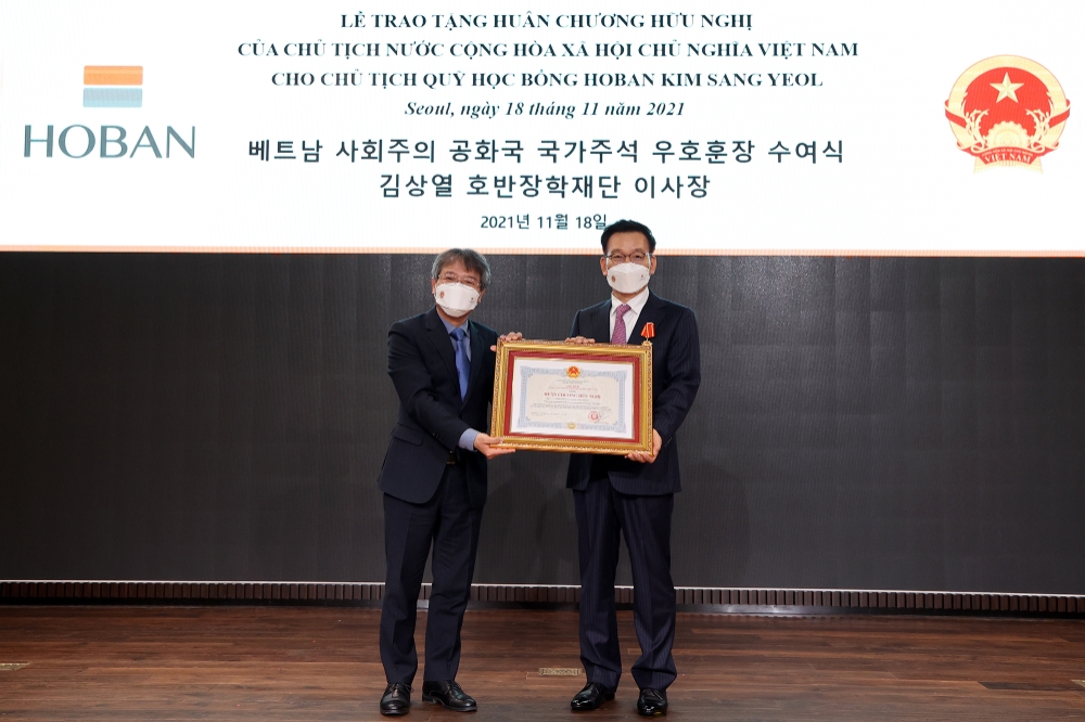 왼쪽부터 응우옌 부 뚱(Nguyen Vu Tung) 주한베트남대사, 김상열 호반장학재단 이사장 / 사진제공=호반건설