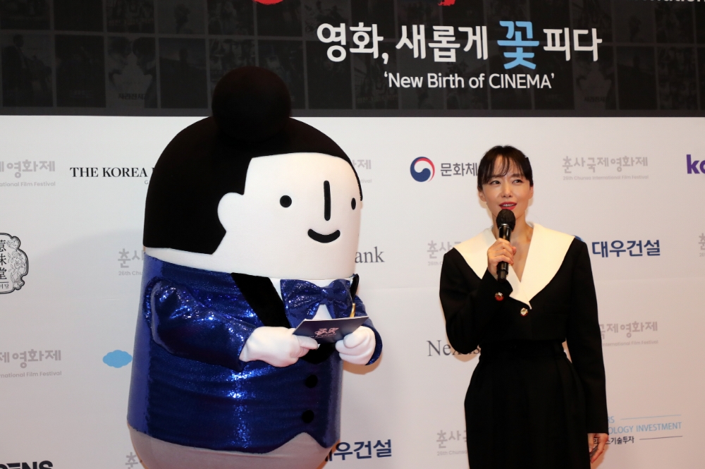 지난 19일 '춘사국제영화제'에 참석한 대우건설 캐릭터 정대우 과장(왼쪽)과 배우 전도연 (오른쪽) / 사진제공=대우건설