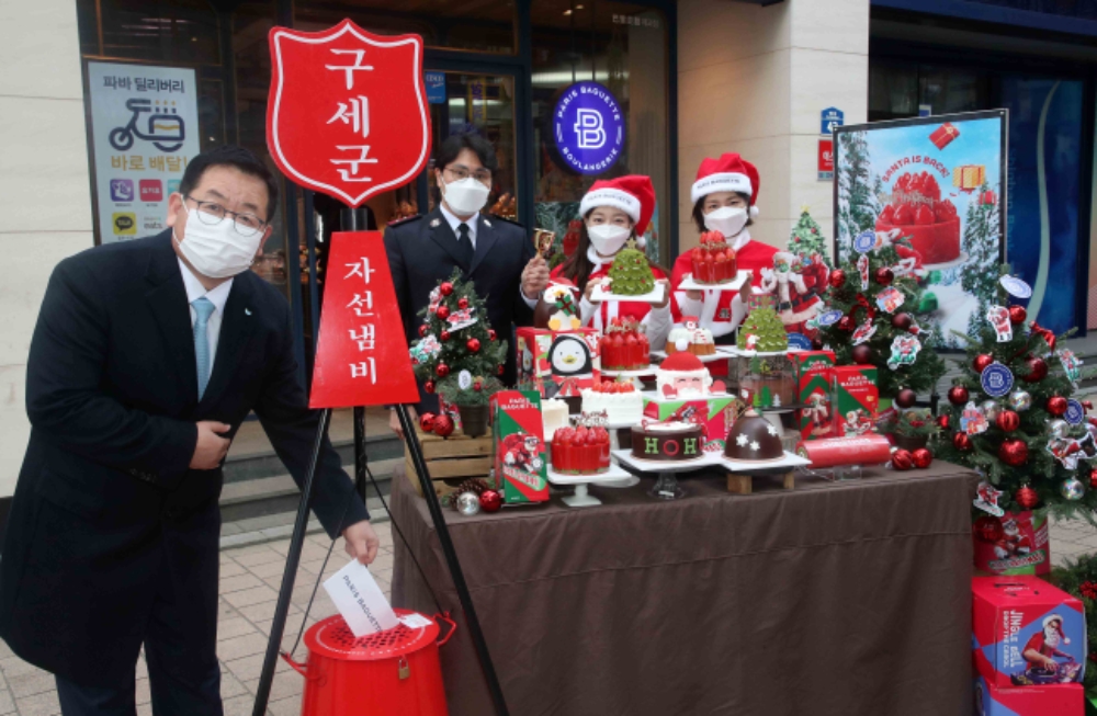 이명욱 파리크라상 대표이사(왼쪽)가 구세군 1호 성금 전달식을 진행했다./사진제공=SPC그룹