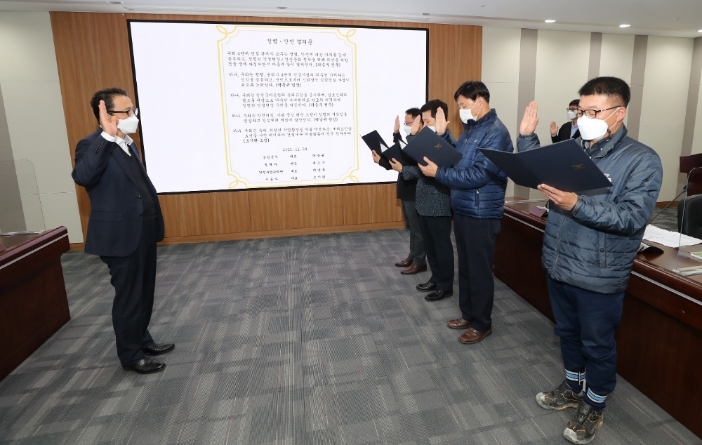 인천국제공항공사(김경욱 사장)가 인천공항 4단계 건설사업의 중대재해 예방과 건설현장 내 청렴문화 확산을 위해 공사 회의실에서 ‘인천공항 4단계 건설사업 청렴·안전 결의대회’를 24일 개최했다. 이날 주견 건설사업단장(사진 왼쪽)과 참석자들이 청렴·안전 결의문 선서를 하고 있다. / 사진제공=인천국제공항공사
