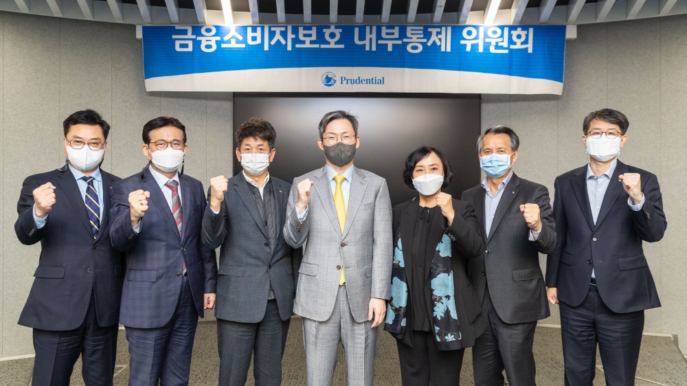 민기식 푸르덴셜생명보험 대표이사 사장(가운데)과 임원들이 ‘금융소비자보호 내부통제위원회’ 발족 기념 사진을 찍고 있다./사진=푸르덴셜생명