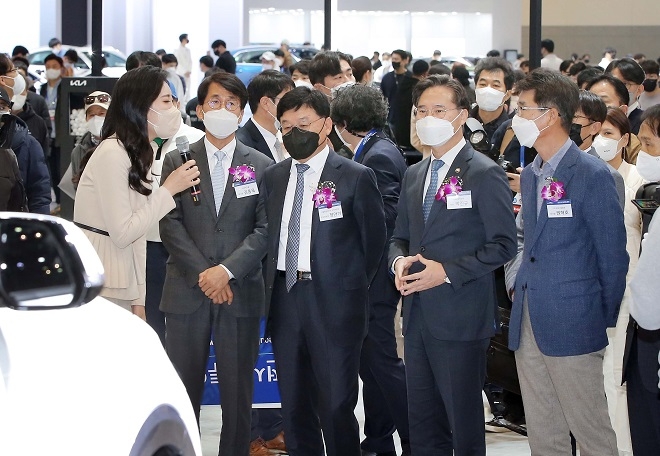 (왼쪽 두번째부터) 김동욱 현대차 부사장, 정만기 KAMA 회장, 박진규 산업통상자원부 1차관, 권혁호 기아 부사장.