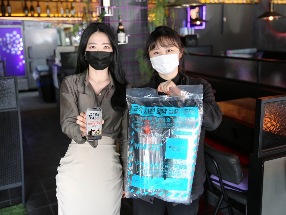 GS25가 지난 22일 제주맥주와 블루보틀이 협업한 한정판 '제주맥주 배럴 시리즈: 블루보틀 커피션'(제주맥주 블루보틀 에디션) 오픈 6시간 만에 3000병을 모두 판매했다./사진제공=GS리테일