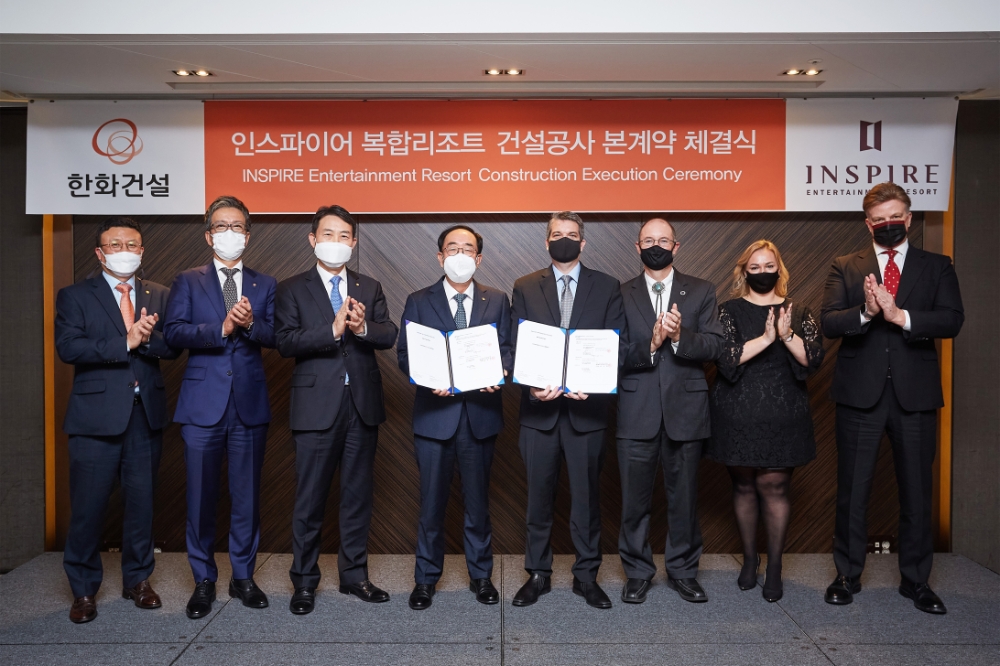 한화건설 최광호 부회장(왼쪽에서 네번째)과 인스파이어 모기업인 MGE의 해외사업 총괄 바비 소퍼 대표(왼쪽에서 다섯번째) 등 양측 관계자들이 인스파이어 복합리조트 1단계 건설공사의 본계약을 체결하고 기념사진을 촬영하고 있다. / 사진제공=한화건설