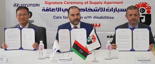 (왼쪽부터) 정방선 현대차 아중동권역본부장, 무스타파 엘자이비사회연대기금펀드투자청 청장, 무함마드 이싸 리비아 현지 딜러사 사장. 사진=현대차.