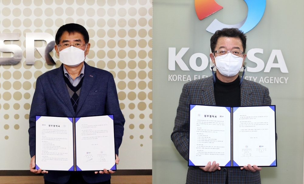 왼쪽부터 김형성 SR 기술본부장, 강희중 승강기안전공단 교육홍보이사 / 사진제공=SR