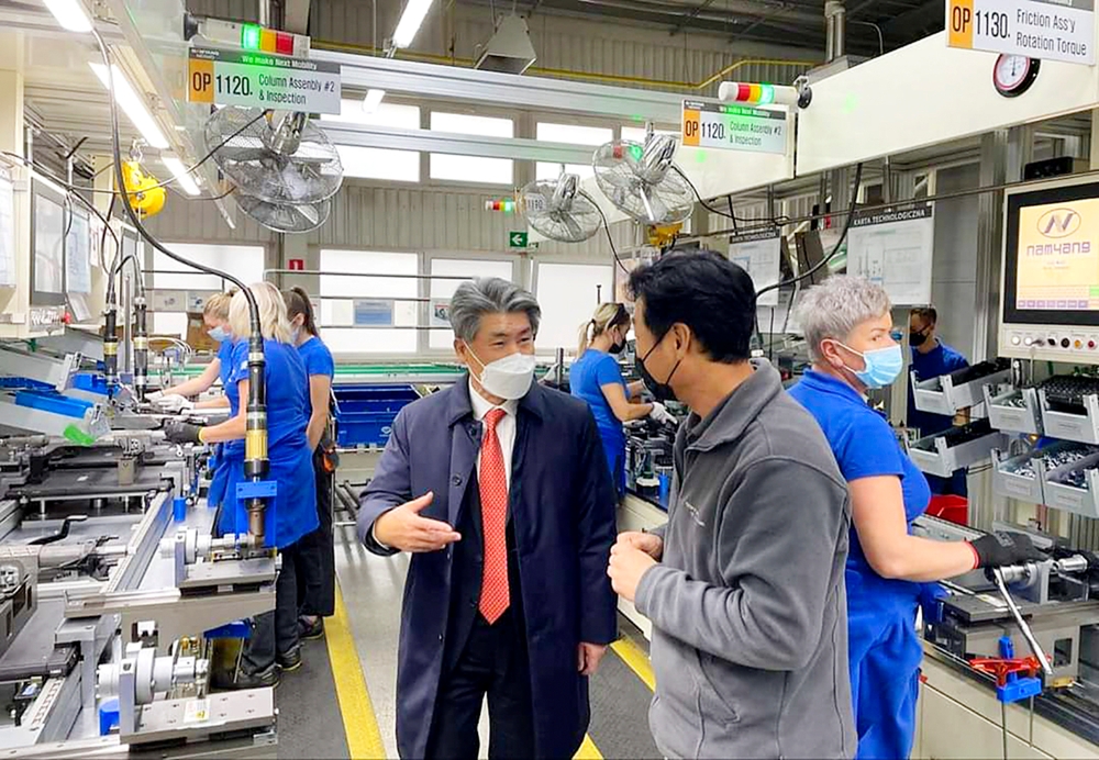 윤종원 기업은행장이 지난달 24일 폴란드 카토비체 지역 소재 자동차부품 업체 남양넥스모를 방문해 업체 관계자로부터 생산 공정에 대해 설명을 듣고 있다./사진=IBK기업은행(2021.12.3)