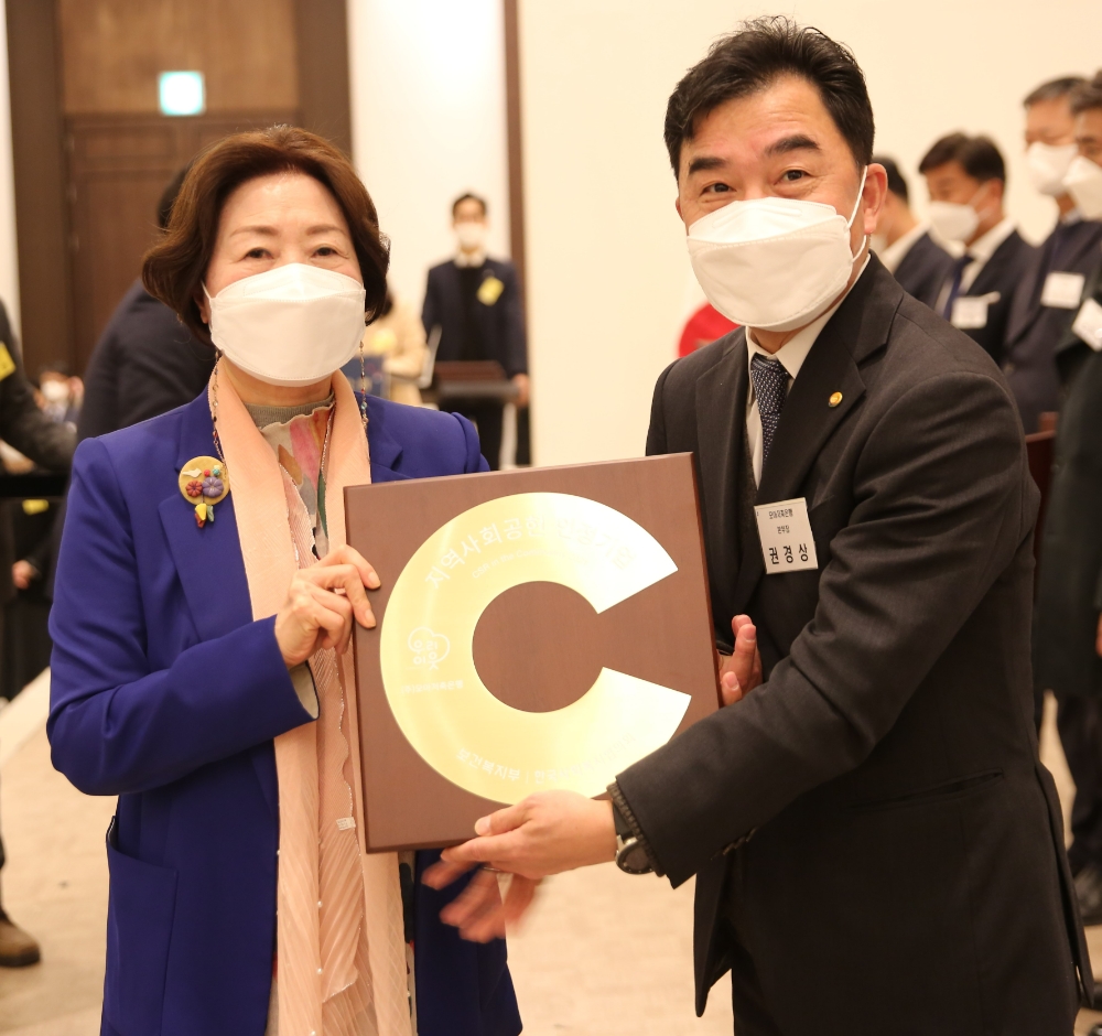 이명숙 인천광역시 사회복지협의회장과 권경상 모아저축은행 경영지원본부장(오른쪽). /사진제공=모아저축은행