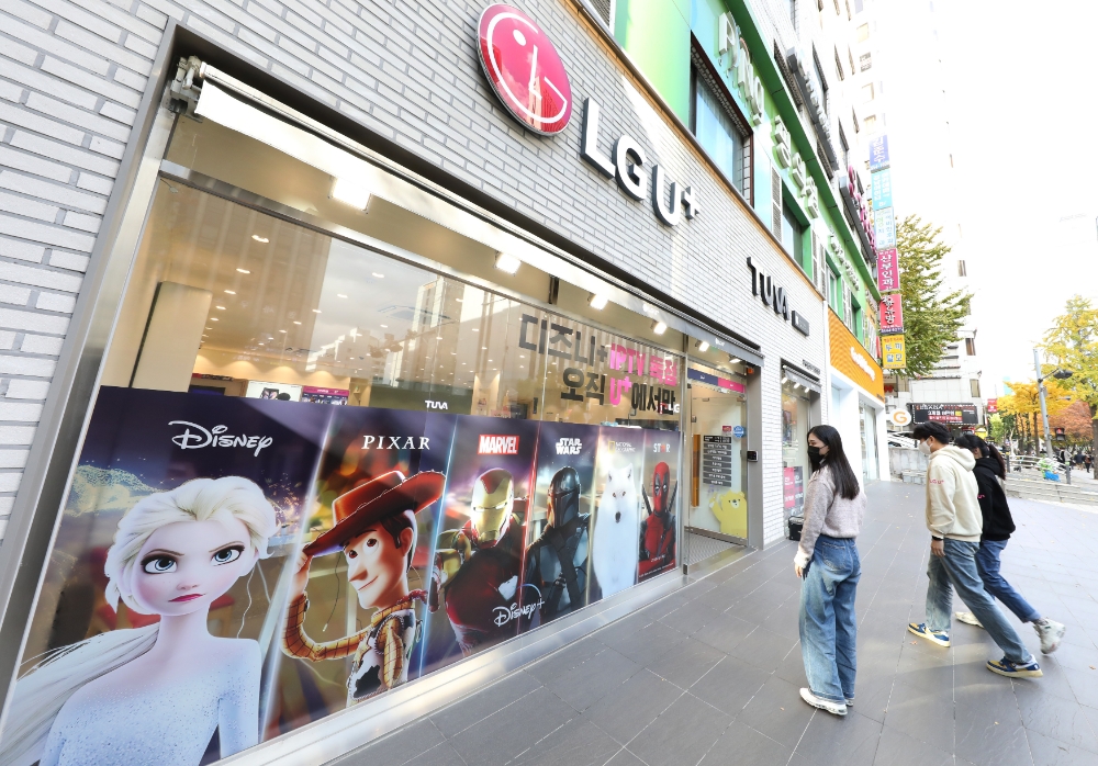 LG유플러스 강남직영점 외부를 월트디즈니 컴퍼니의 캐릭터·콘텐츠 컨셉으로 꾸민 모습. 사진=LG유플러스