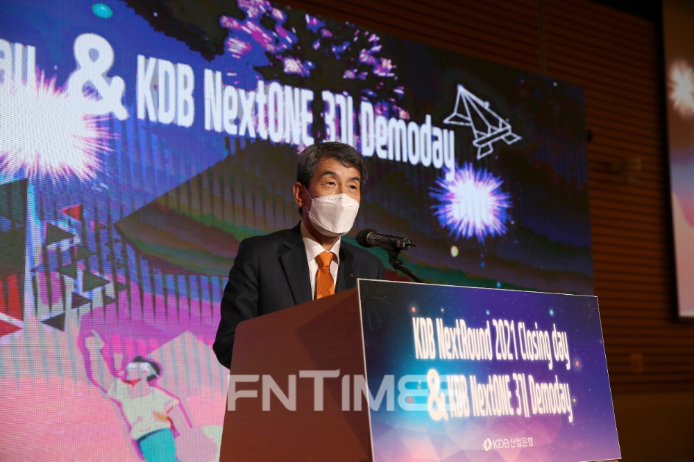 이동걸 한국산업은행 회장이 10일 서울시 여의도 전경련 회관 컨퍼런스센터에서 개최된 시장형 투자유치 플랫폼 ‘KDB 넥스트라운드(NextRound)’의 클로징 데이와 스타트업 보육프로그램 ‘KDB 넥스트원(NextONE) 3기’ 데모데이 행사 축사를 하고 있다./사진=한국산업은행