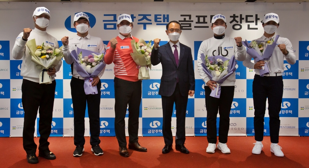 (좌측부터) 금강주택 프로골프단 창단식에 참석한 허인회 선수, 김승혁 선수, 최호성 선수, 최상순 금강주택 대표이사, 김영웅 선수, 이세진 선수가 기념사진을 찍고 있다. / 사진제공=금강주택