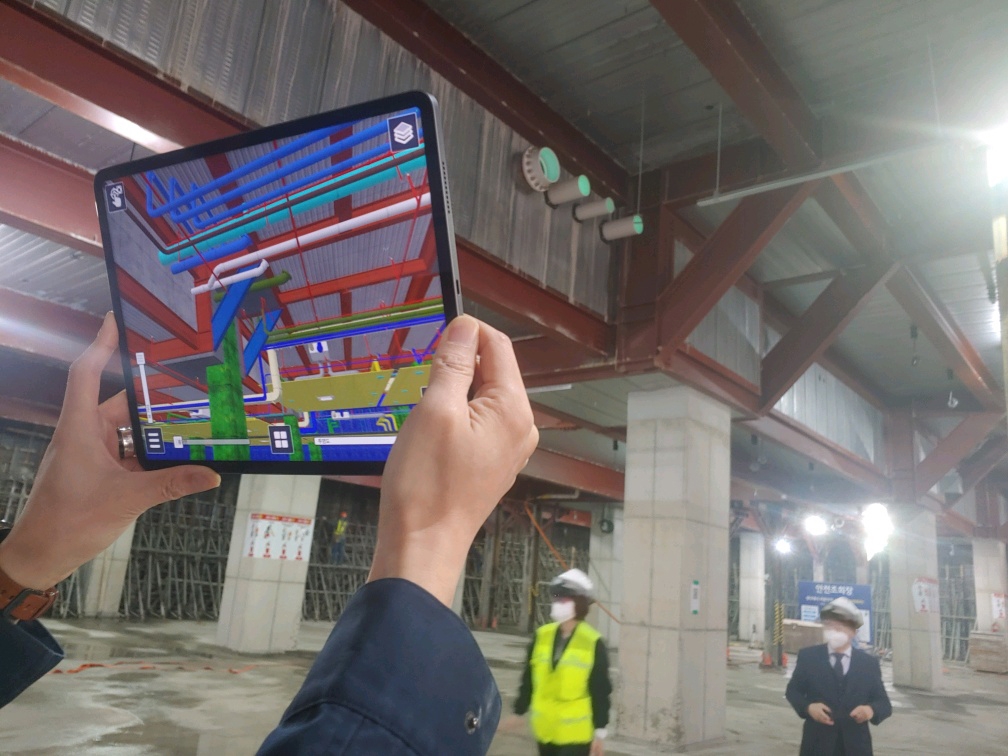 반도건설 가산동 지식산업센터 현장에서 증강현실 기술이 시연되고 있다. / 사진제공=반도건설