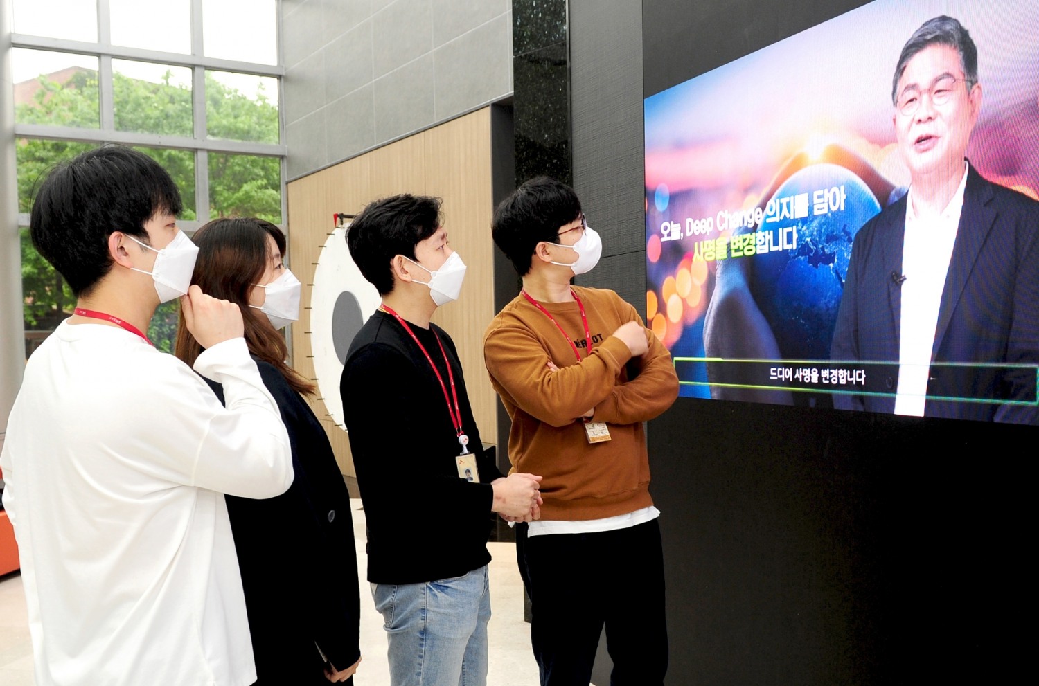 지난 5월 SK에코플랜트 직원들이 사명변경 후 '딥 체인지' 영상을 시청하는 모습 / 사진제공=SK에코플랜트