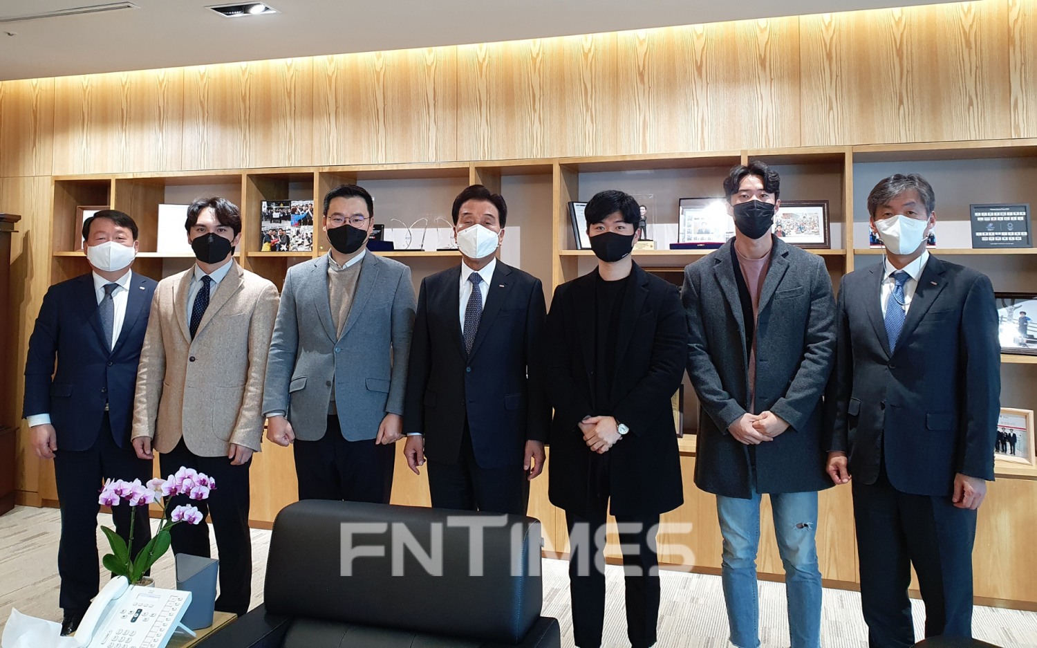 (오른쪽 네 번째부터) 김지완 BNK금융그룹 회장과 김태진 (사)코리아스타트업포럼 부산협의회 회장이 지난 24일 오후, BNK금융 본사에서 지역 스타트업과의 상생과 동반성장을 위한 간담회를 진행한 뒤 기념촬영하고 있는 모습./사진=BNK금융그룹