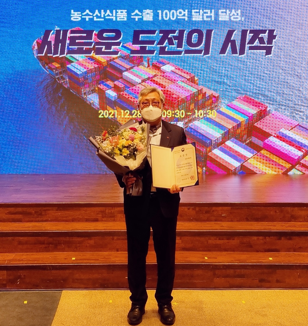 샘표식품이 12월 28일 양재 aT센터에서 열린 ‘농수산식품 수출 100억불 달성 기념식’에서 농림축산식품부 장관 표창을 수상했다./ 사진제공 = 샘표식품