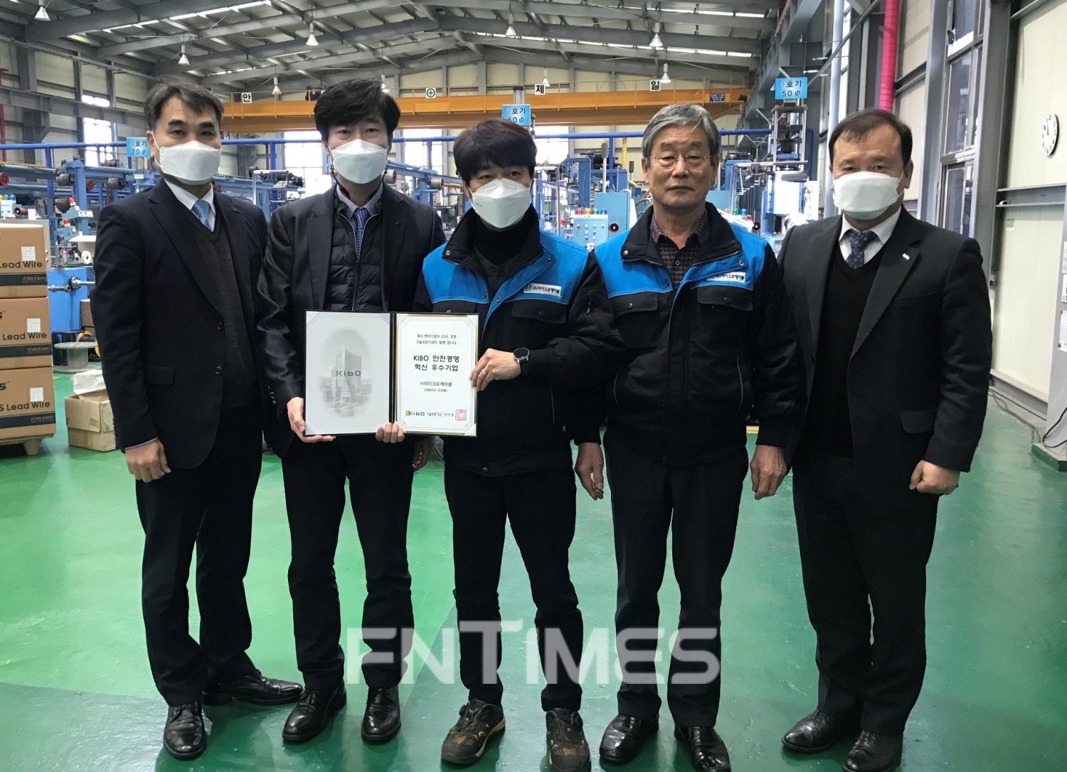 남광일 기술보증기금(이사장 김종호) 본부장(왼쪽 끝)과 민경환 ㈜마이크로케이블 대표이사(가운데)가 29일 안전 경영 혁신 우수기업에 ㈜마이크로케이블을 선정한 뒤 기념촬영하고 있다./사진=기술보증기금