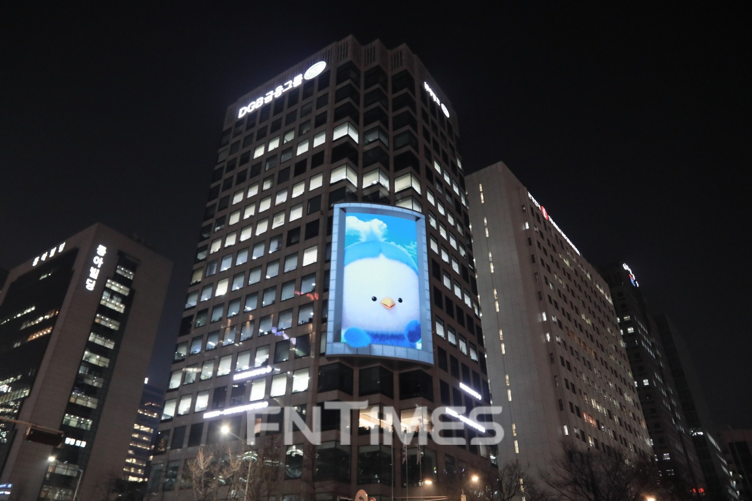 DGB금융그룹(회장 김태오)은 30일 금융권 최초로 서울 통합사옥에 곡면 형태의 옥외전광판을 공개했다./사진=DGB금융그룹