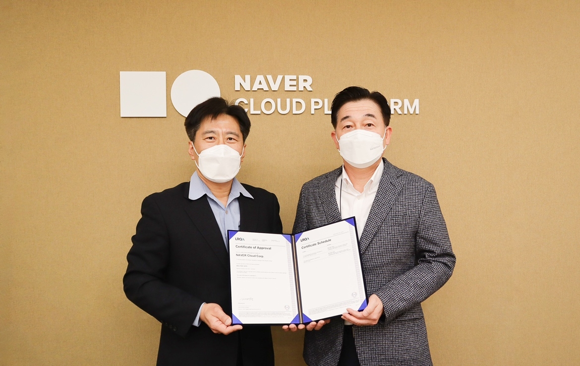 (왼쪽)유우영 네이버클라우드 글로벌 IT센터 컴플라이언스 담당과 김태창 네이버클라우드 사업총괄 전무. 사진=네이버클라우드