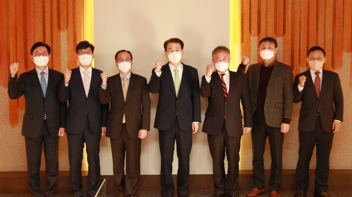 ▲5일 서울 명동 은행회관에서 열린 금융감독원장-경제·금융 연구기관장 간담회에서 참석자들이 기념 촬영을 하고 있다. (사진 왼쪽부터) 김남수 삼성글로벌리서치 부사장, 안철경 보험연구원장, 신진영 자본시장연구원장 , 정은보 금융감독원장, 박종규 금융연구원장, 김영민 LG경영연구원장, 허용석 현대경제연구원장./사진=금융감독원