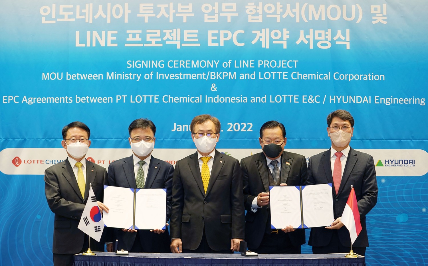 왼쪽부터 롯데건설 하석주 대표이사, 롯데케미칼 기초소재사업 황진구 대표, 롯데케미칼 대표이사 김교현 부회장, 간디 술리스티얀토 주한 인도네시아 대사, 현대엔지니어링 홍현성 플랜트사업본부장 / 사진제공=롯데건설