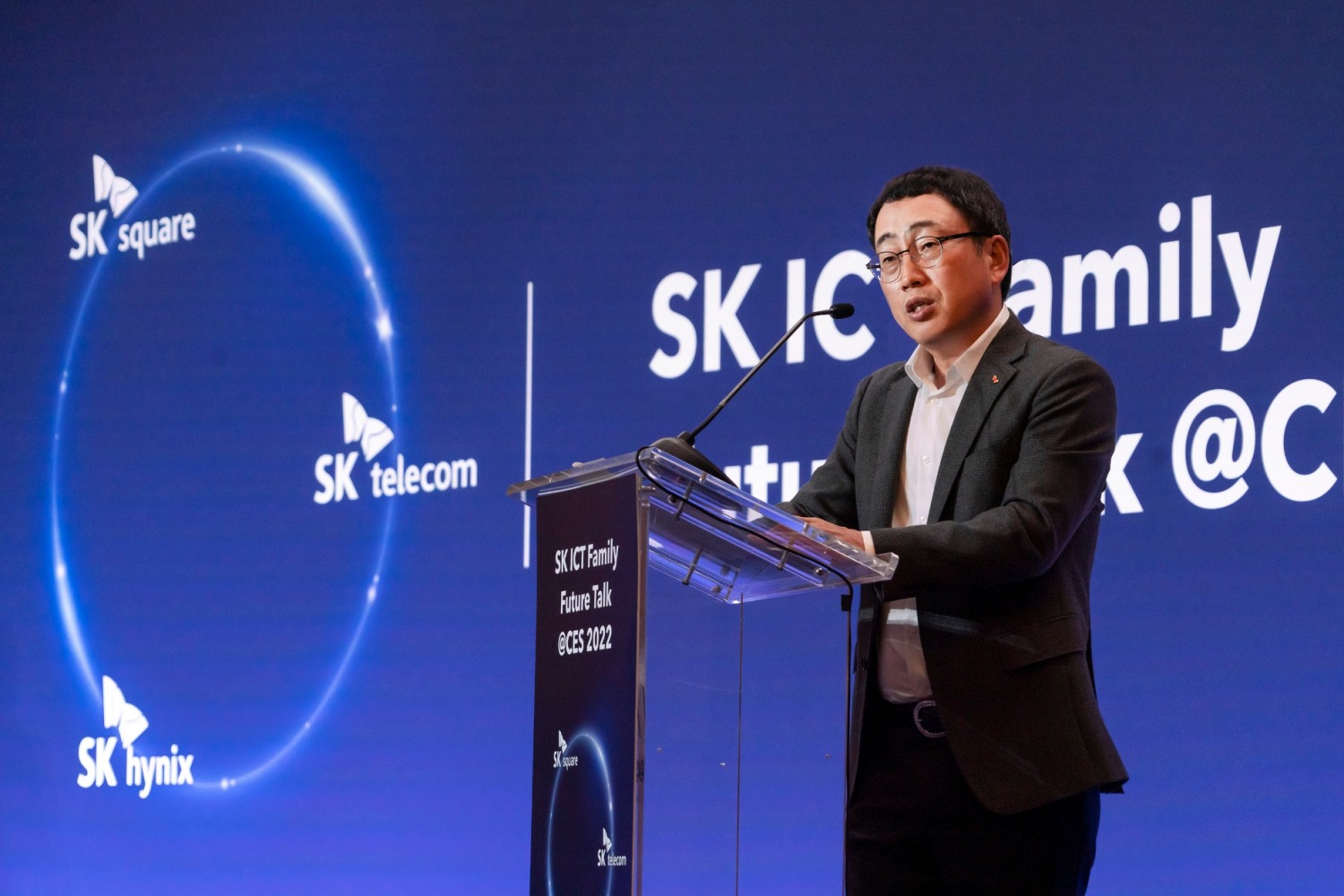 유영상 SK텔레콤 사장이 CES 2022가 열린 미국 라스베이거스에서 기자 간담회를 갖고 ‘SK ICT 연합’의 비전을 발표하고 있다. 사진=SK스퀘어
