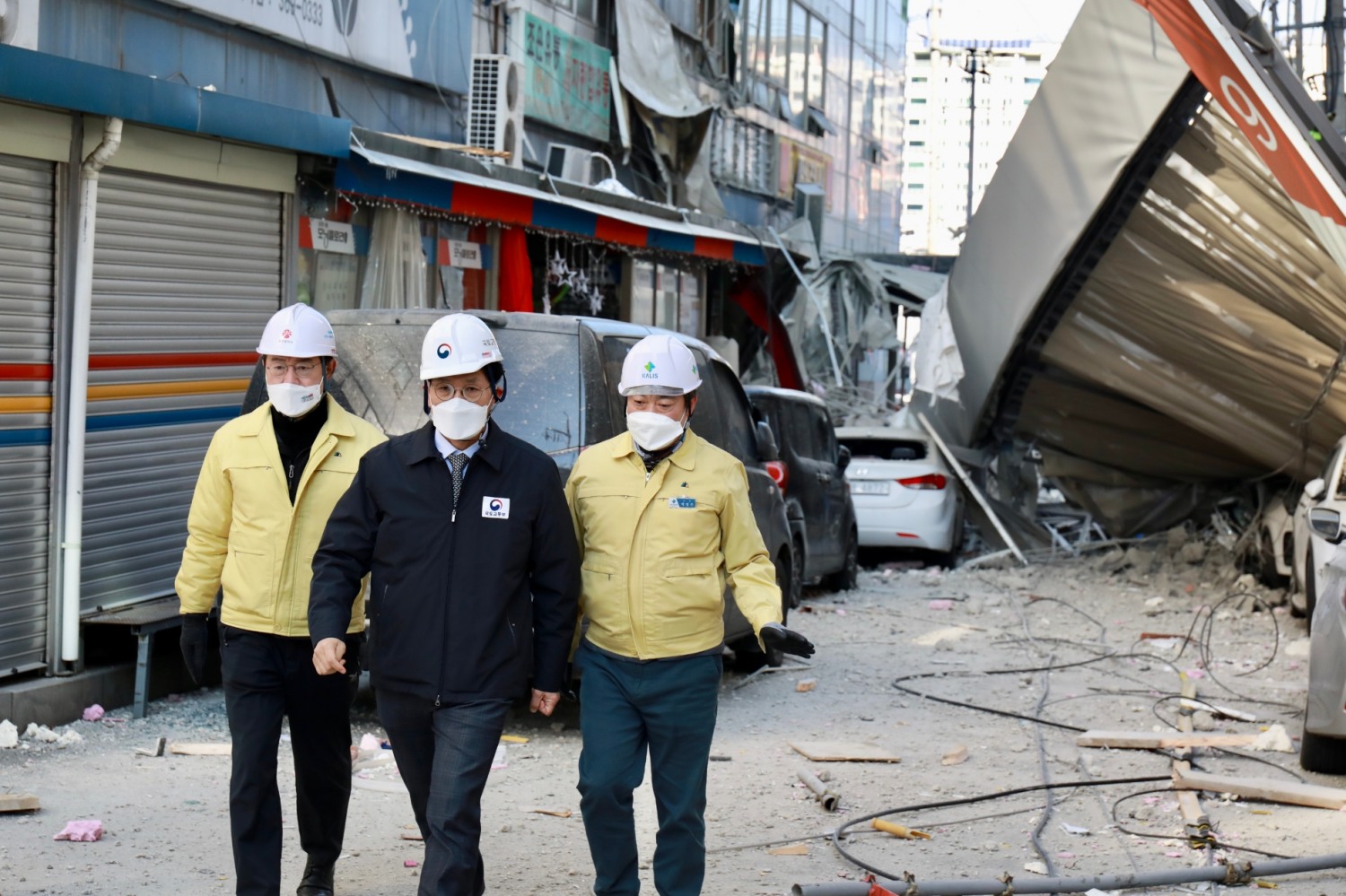 12일 박영수 국토안전관리원 원장(오른쪽 첫 번째)와 노형욱 국토부장관(가운데)이 광주 사고현장 주변을 점검하고 있다. / 사진제공=국토안전관리원