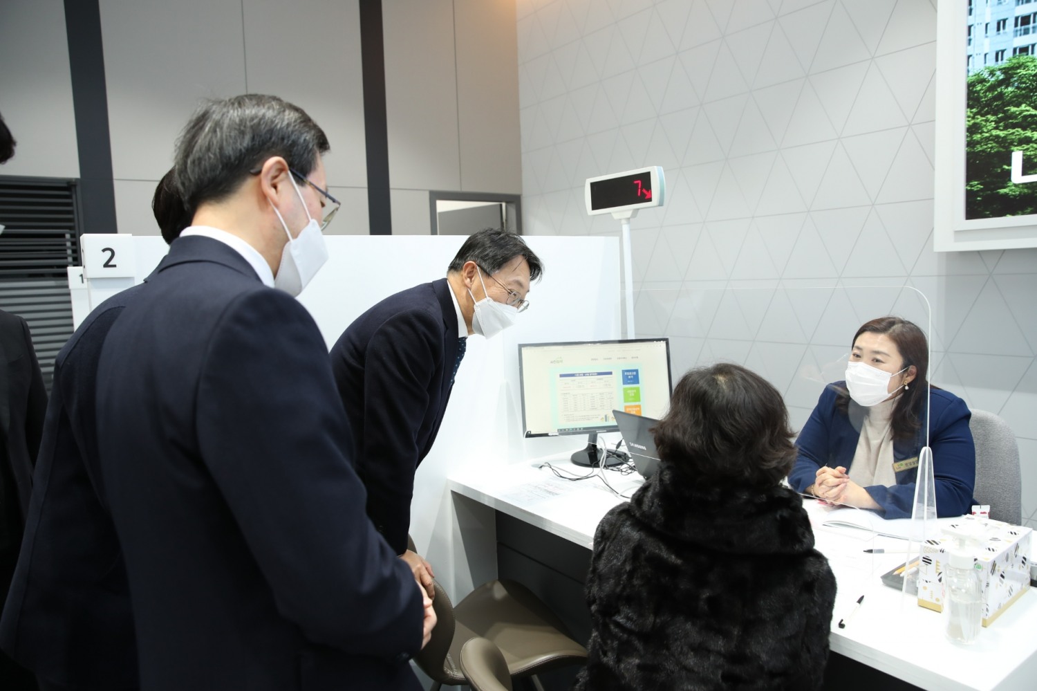 김현준 LH 사장(가운데)이 경기도 남양주시 별내동에 위치한 남양주 사전청약 현장접수처를 방문해 상담고객과 이야기 하고 있다. /사진제공=LH