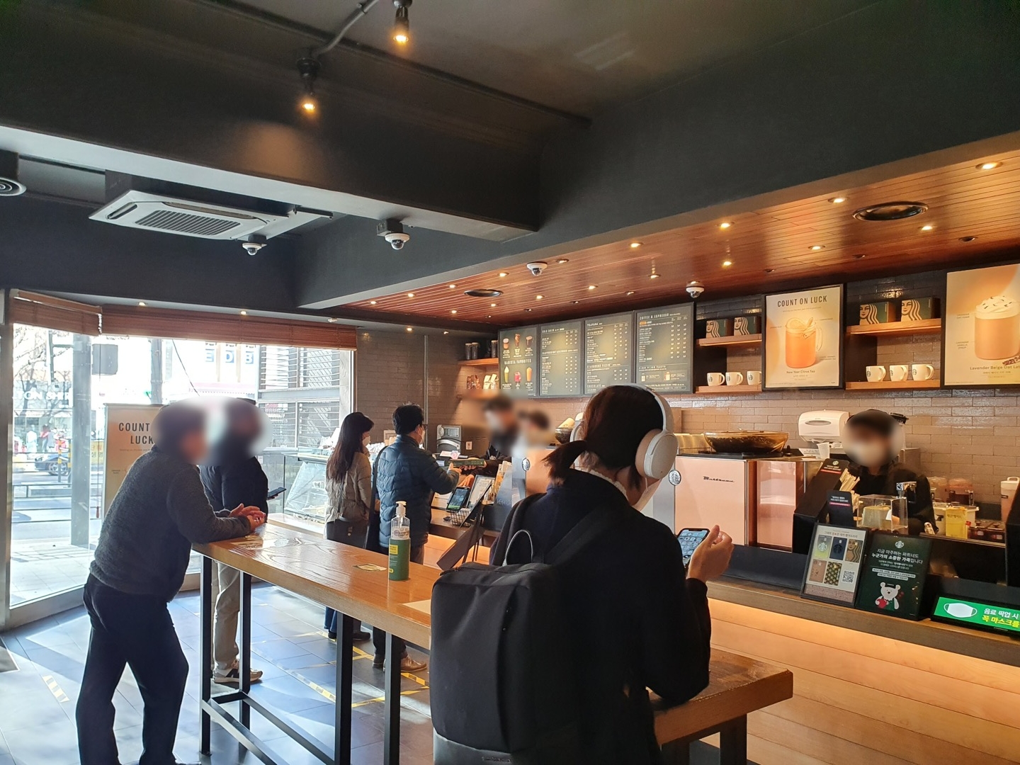 13일 서울 시내 매장에서 스타벅스를 이용하는 사람들 모습/사진=나선혜기자
