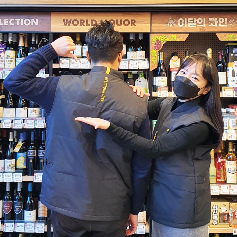 이마트24 직원이 새로운 조끼를 입어보고 있다./사진제공=이마트24