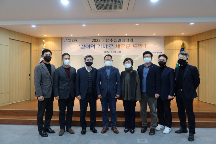 박태선 NH농협캐피탈 대표이사(왼쪽에서 네번째)와 임직원들이 사업추진 결의대회 후 기념촬영을 하고 있다. /사진제공=NH농협캐피탈