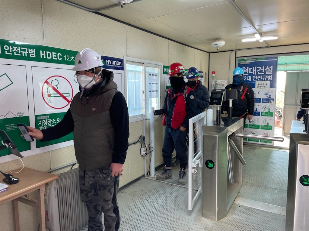 힐스테이트 레이크 송도3차현장에서 시범적용되고 있는 'H안전지갑' 시스템 / 사진제공=현대건설