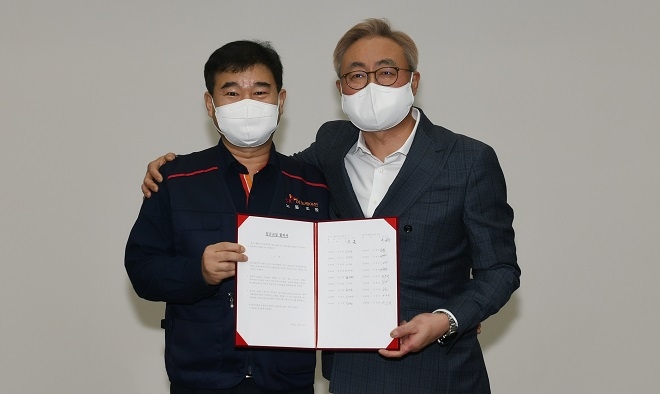 SK이노베이션 이성훈 노조위원장(왼쪽)과 김준 부회장. 제공=SK이노베이션.