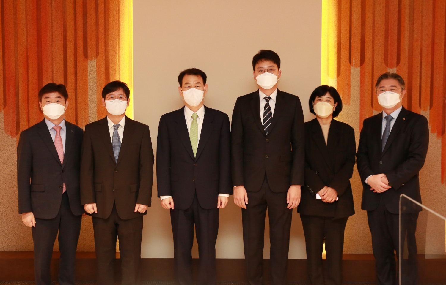 정은보 금융감독원장이 26일 금융플랫폼 간담회를 가졌다. (사진 왼쪽부터)박근영 하나금융지주 부사장, 최인혁 네이버파이낸셜 대표, 정은보 금융감독원장, 이승건 비바리퍼블리카 대표, 김명희 신한금융지주 부사장, 조영서 KB금융지주 전무. /사진제공=금융감독원