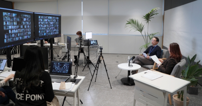 조영철 현대제뉴인(현대중공업그룹 건설기계부문 중간지주회사) 사장이 건설기계 3사의 화학적 결합을 통한 시너지 극대화를 위해 임직원과의 소통에 적극 나서고 있다. 사진=현대제뉴인.