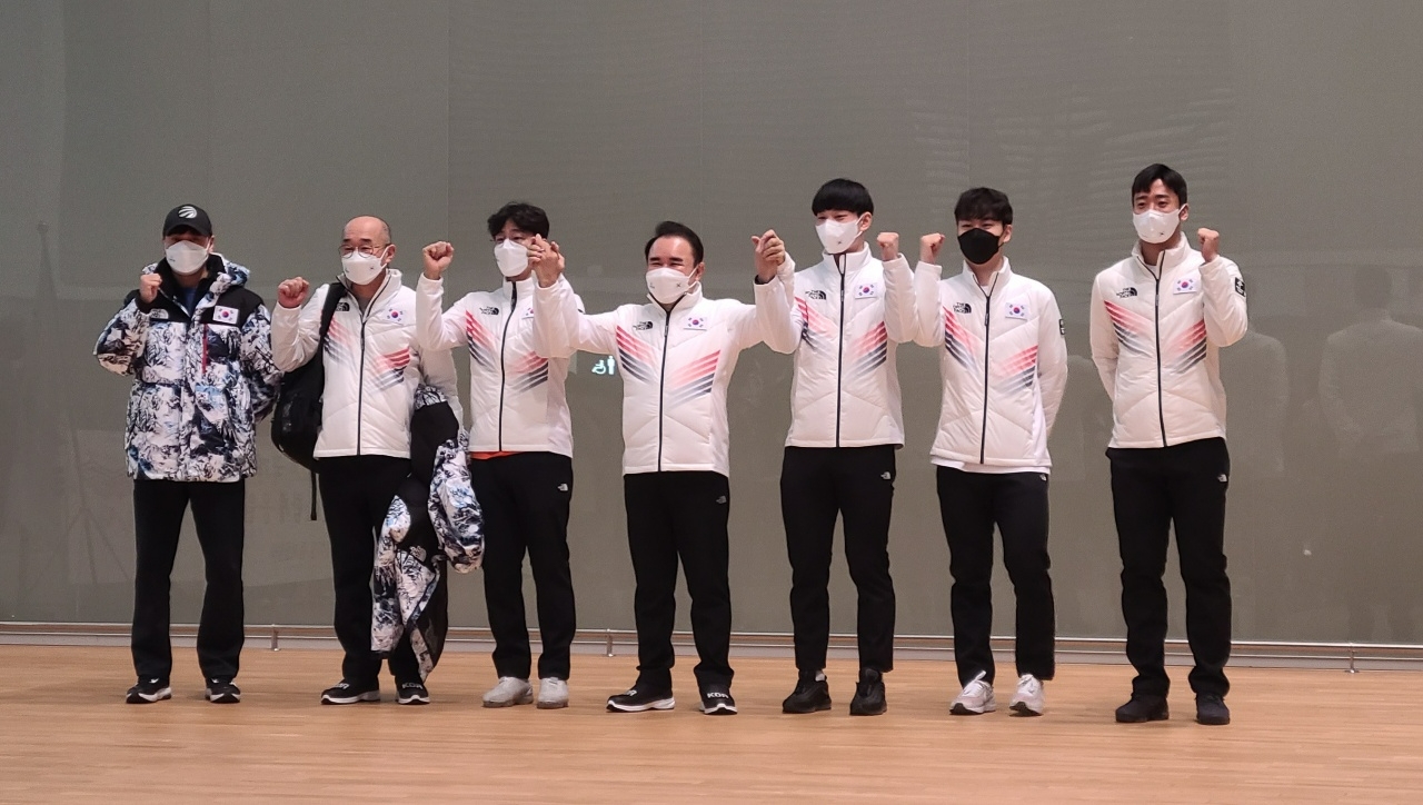 (왼쪽에서 네번째)윤홍근 BBQ 회장이 대회 출전하는 빙상경기연맹 선수들과 출국에 앞서 화이팅을 다짐했다./사진제공=BBQ