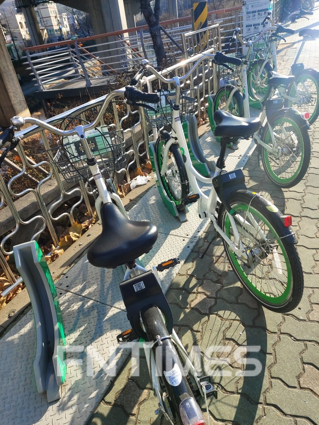 따릉이 정거장에 세워진 서울 공공자전거 '따릉이' / 사진=장호성 기자