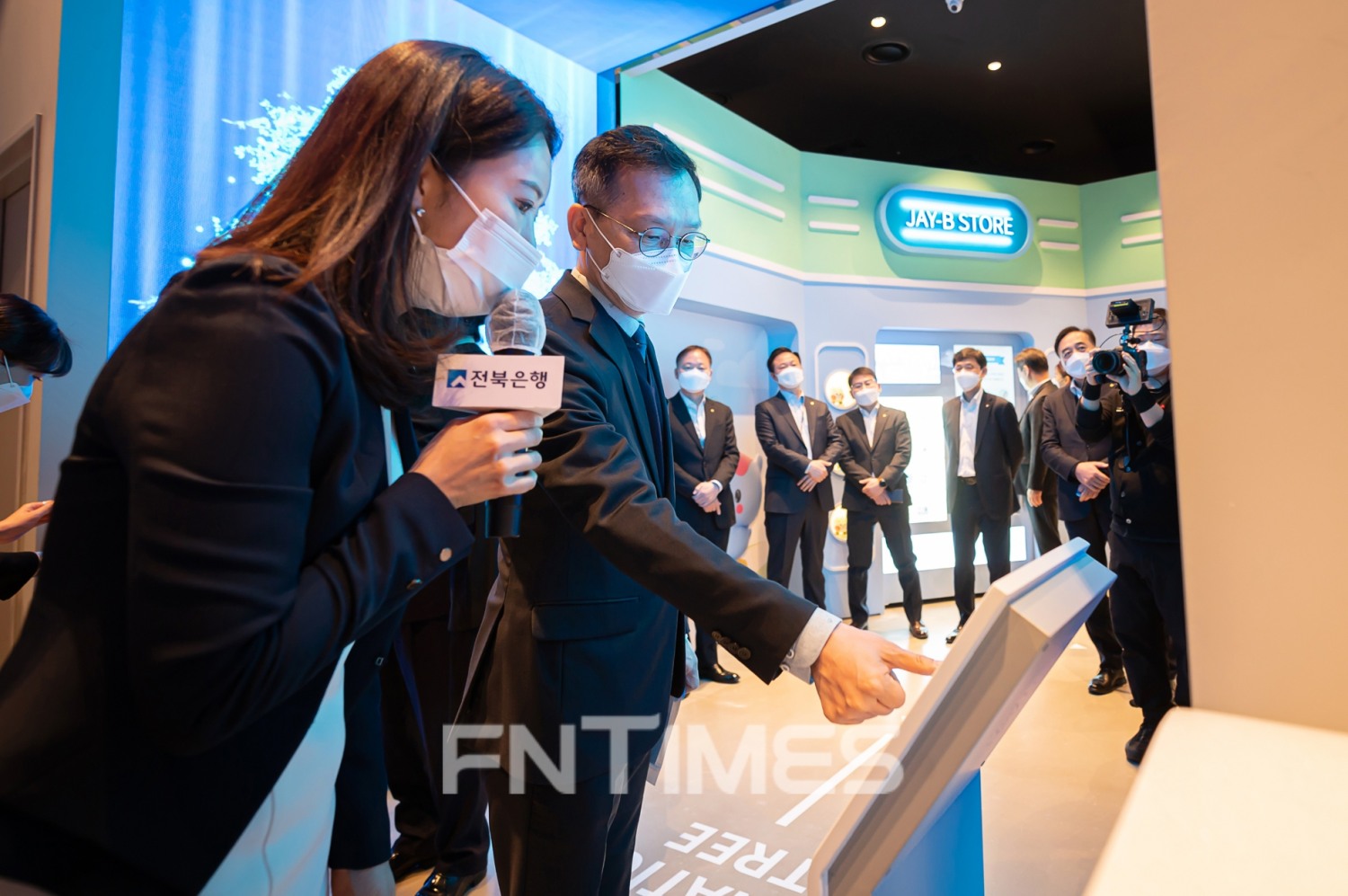 서한국 전북은행장(오른쪽)이 7일 전라북도 청소년들을 위해 본점 1층에 개관된 ‘금융에듀테인센터 JB플랫폼’에서 디지털 금융 체험을 하고 있다./사진=전북은행