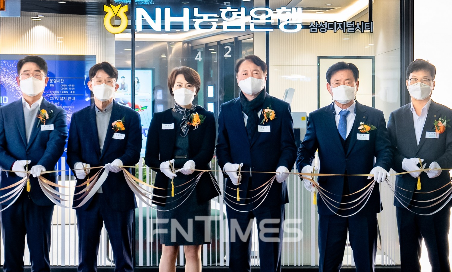 권준학 NH농협은행장(오른쪽 3번째), 삼성전자 강봉구 부사장(왼쪽 2번째), 염규종 농협중앙회 이사 (오른쪽 2번째‧수원농협 조합장) 등 내외빈이 8일 수원시 영통구 삼성디지털시티에서 열린 농협은행 ‘삼성디지털시티지점’ 개점식에서 테이프 커팅을 하고 있다./사진=NH농협은행