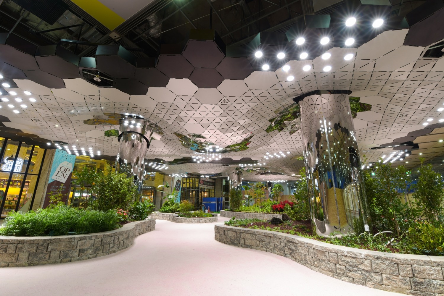 서울 종각역 지하식생공원 '태양의 정원' 전경. / 사진제공=현대엔지니어링