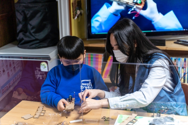 포스코케미칼(대표이사 민경준)이 배터리 소재 기업의 역량을 활용해 어린이 환경 교육 사회공헌활동을 펼쳤다. 사진=포스코케미칼.