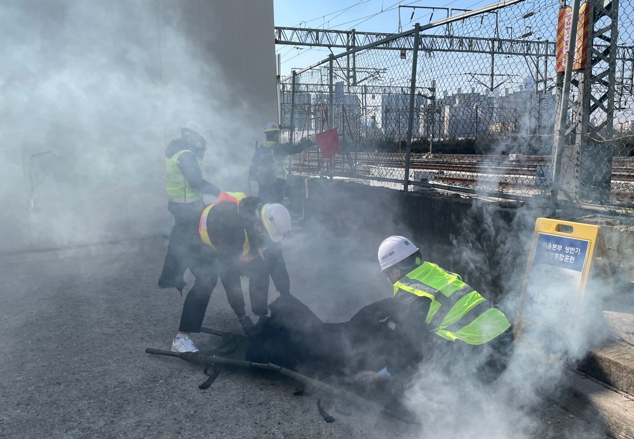 코레일 서울본부가 용산역에서 비상대응 훈련을 실시하고 있다. /사진제공=코레일