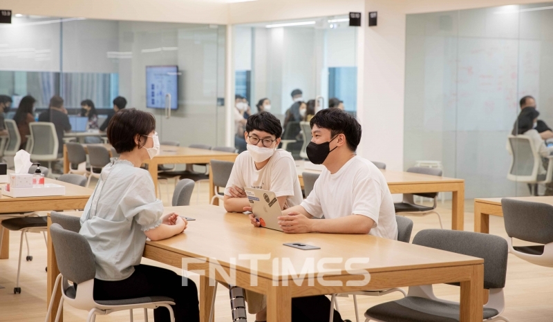 토스뱅크 직원들이 서울 강남구 역삼동 비바리퍼블리카(대표 이승건) 사옥에서 회의하는 모습./사진=토스뱅크