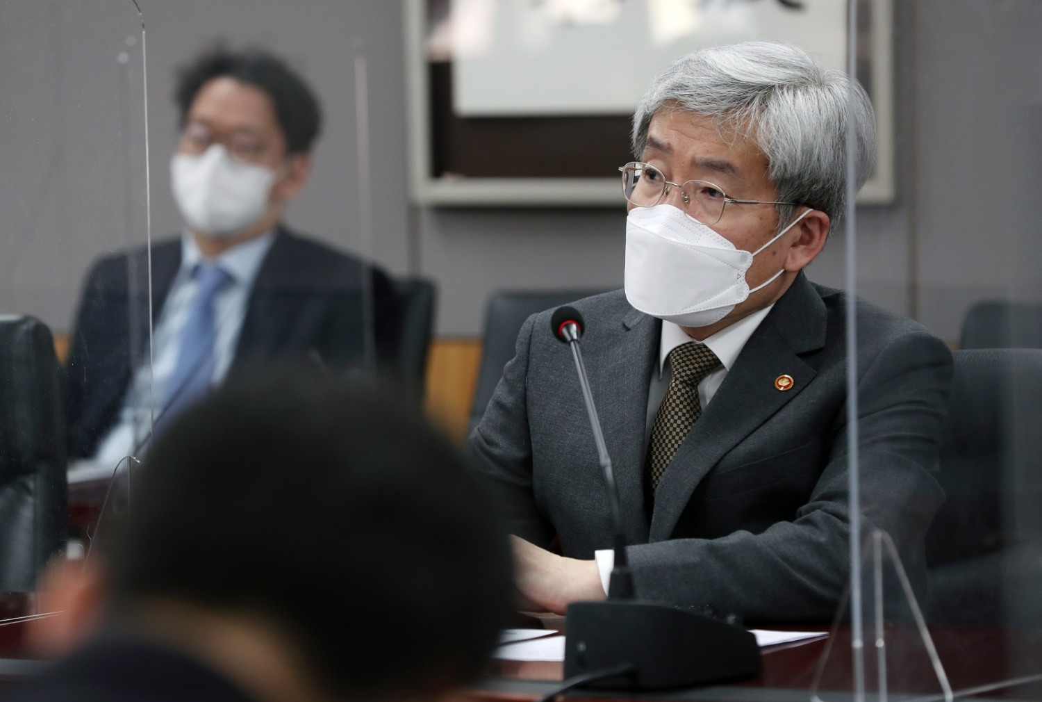 고승범 금융위원장은 22일 서울 종로구 정부서울청사에서 우크라이나 사태로 변동성이 확대되고 있는 금융시장 상황과 관련해 금융위 간부들과 함께 시장 동향 및 리스크 요인을 점검했다./사진=금융위원회