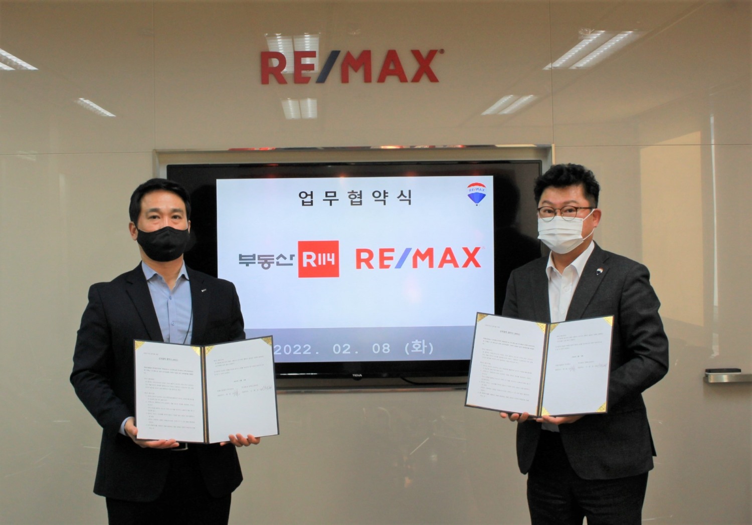 남형규 부동산R114 상무(사진 왼쪽)와 신희성 리맥스코리아 대표(오른쪽)가 부동산 매물 데이터 결합을 위한 업무협약을 체결하고 기념촬영하고 있다. / 사진제공=리맥스코리아