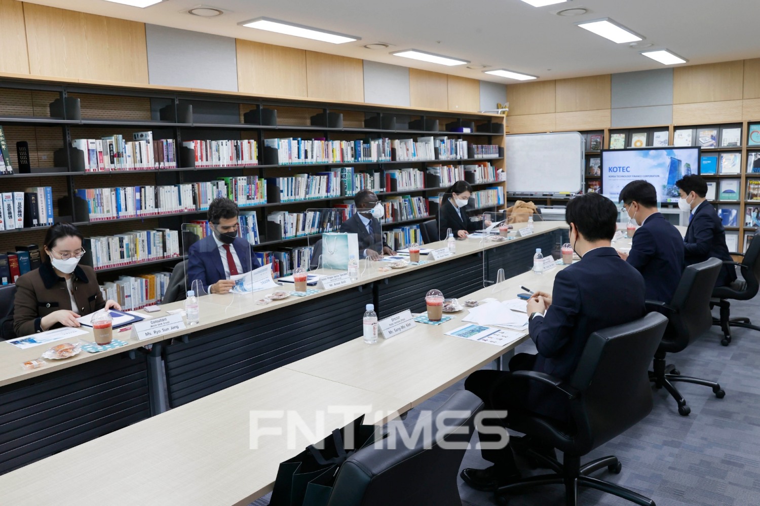 금융 지원 제도 상호 협력 방안을 논의하고 있는 세계은행 서울금융혁신센터 방문단(왼쪽)과 기술보증기금(이사장 김종호) 직원들./사진=기술보증기금