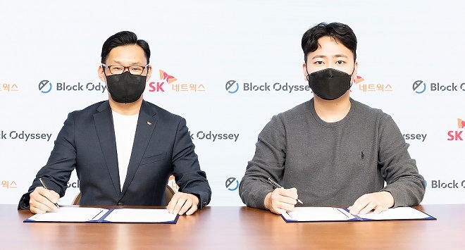 이원희 SK네트웍스 블록체인사업부장(왼쪽)이 연창학 블록오디세이 대표이사. 제공=SK네트웍스.