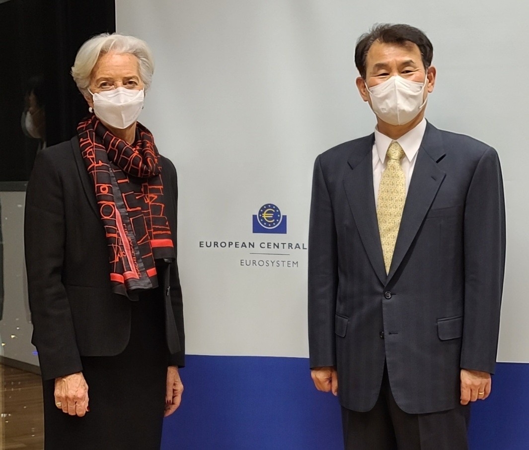 정은보 금융감독원장이(오른쪽)이 크리스틴 라가르드 유럽중앙은행(ECB) 총재(왼쪽)를 만나 긴밀한 협력관계를 지속키로 합의했다. /사진제공=금융감독원
